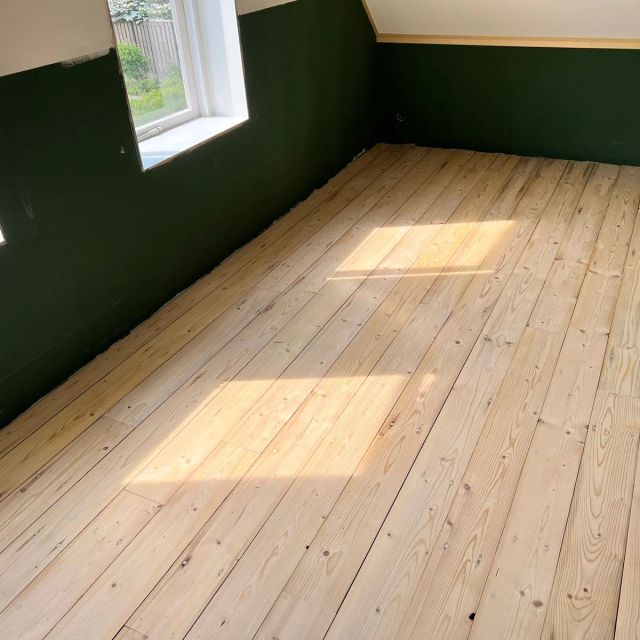 Grenen vloer naast donkergroene wanden, behandeld met Osmo Hardwax-Olie Effect 3041, Natural