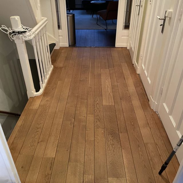 Eiken vloer in de gang met trapopgang, behandeld met Osmo Hardwax-Olie Farbig 3073, Terra