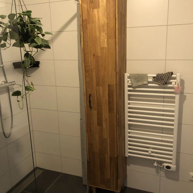 Eiken kolomkast in de badkamer naast de douche, behandeld met Osmo TopOil 3028, Kleurloos zijde-mat
