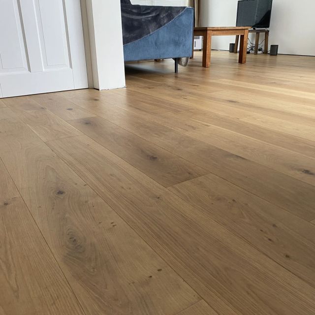 Eiken vloer in de woonkamer bij de deur, behandeld met Osmo Hardwaxolie Original 3062, Kleurloos mat