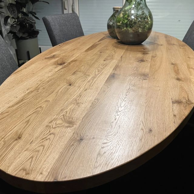 Ovale eiken tafel met grijze stoelen, behandeld met Osmo TopOil 3028, Kleurloos zijde-mat