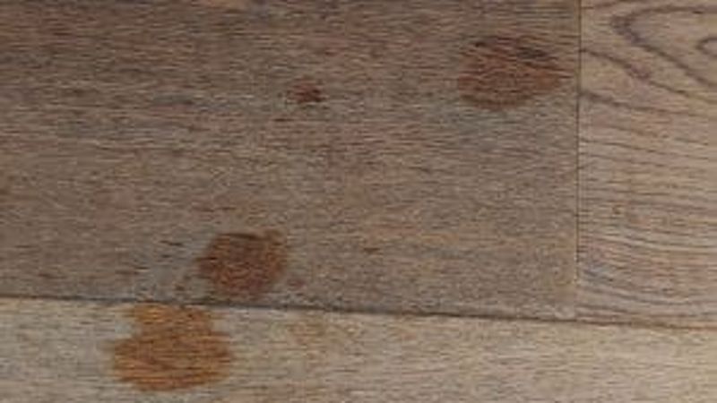 houten vloer met vlekken