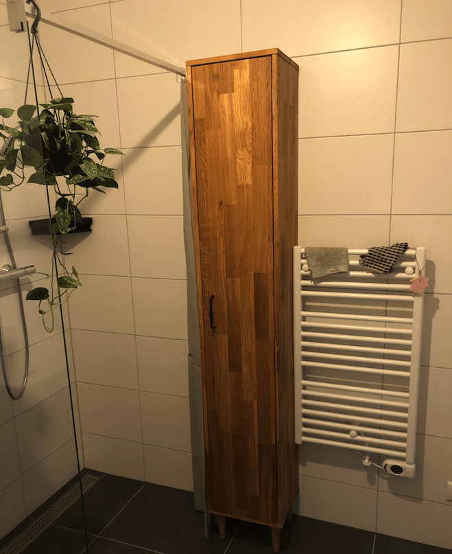 houten kast in de badkamer