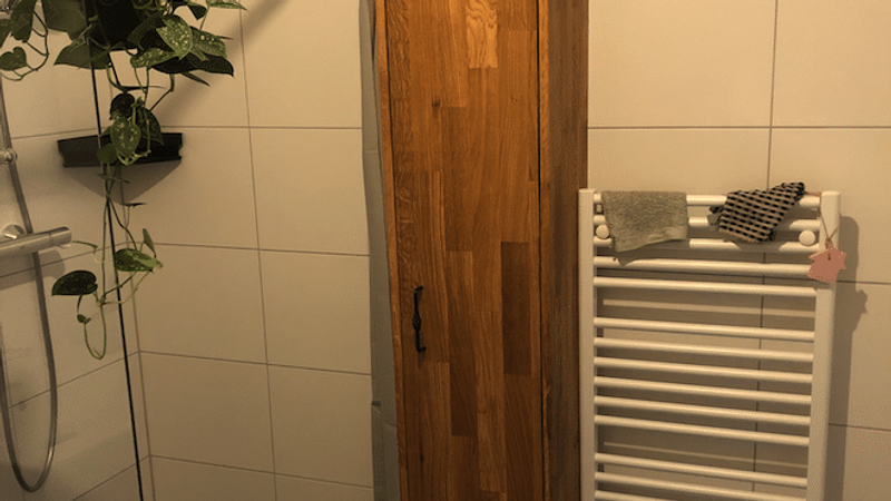 houten kast in de badkamer