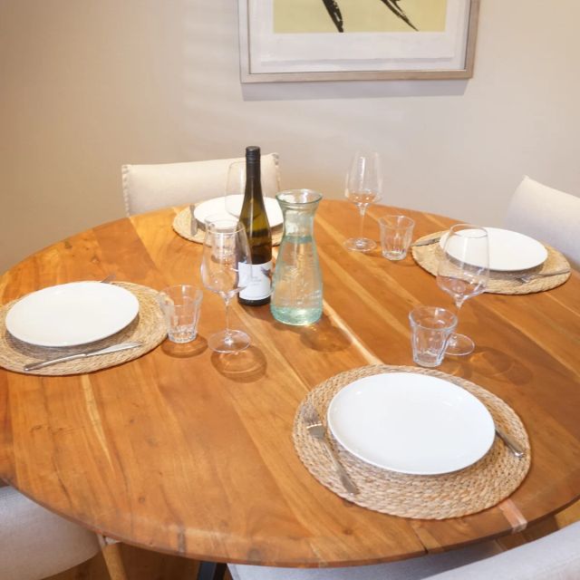 Ronde acacia eettafel gedekt voor vier, behandeld met Osmo TopOil 3028, Kleurloos zijde-mat
