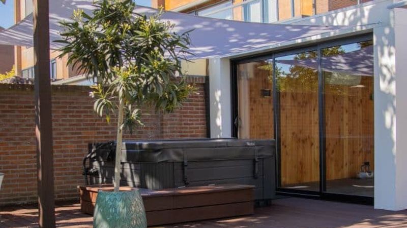 Houten terras in de zon