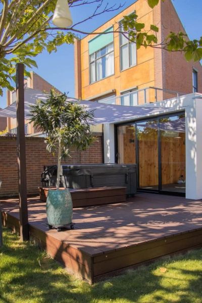 Houten terras in de zon