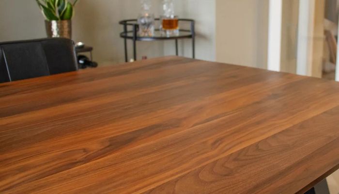 Walnoot houten tafel afgewerkt met kleurloze Osmo TopOil
