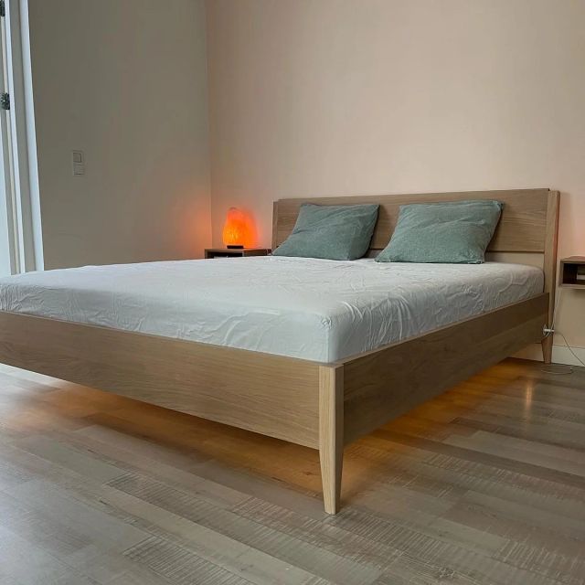 Eiken bed in een lichte slaapkamer, behandeld met Osmo TopOil 3068, Natural