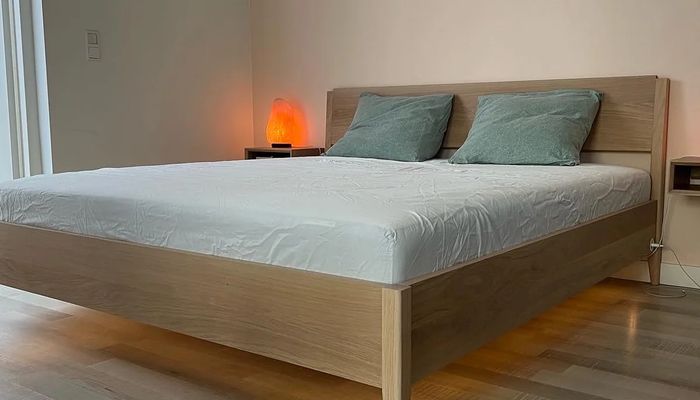 Oak bed with a natural look