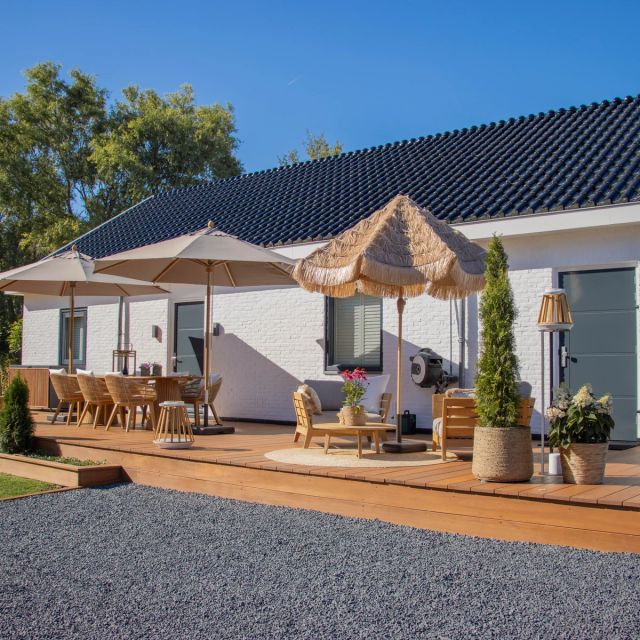 Groot bankirai terras langs een witte woning, behandeld met Osmo Terras-Olie 006, Bankirai licht