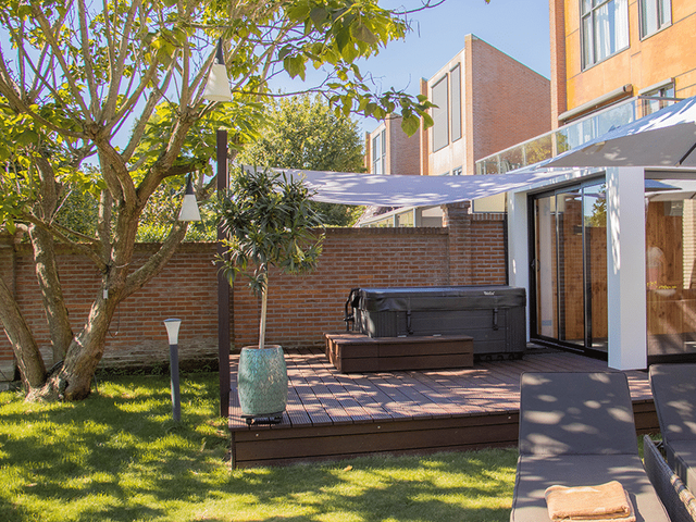 Tuin met houten overkapping en terras