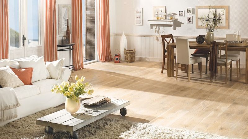 Woonkamer met houten vloer.