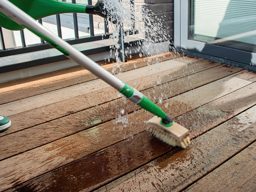 Vlonder schrobben met terrasborstel en telescoopsteel