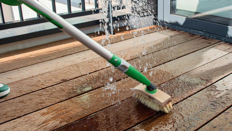 Vlonder schrobben met terrasborstel en telescoopsteel