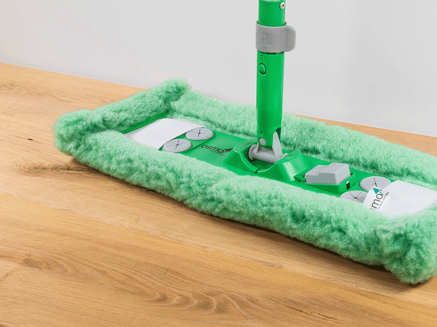 Vloer wordt gedweild met licht vochtige doek