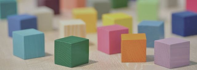 Gekleurde houten speelblokken