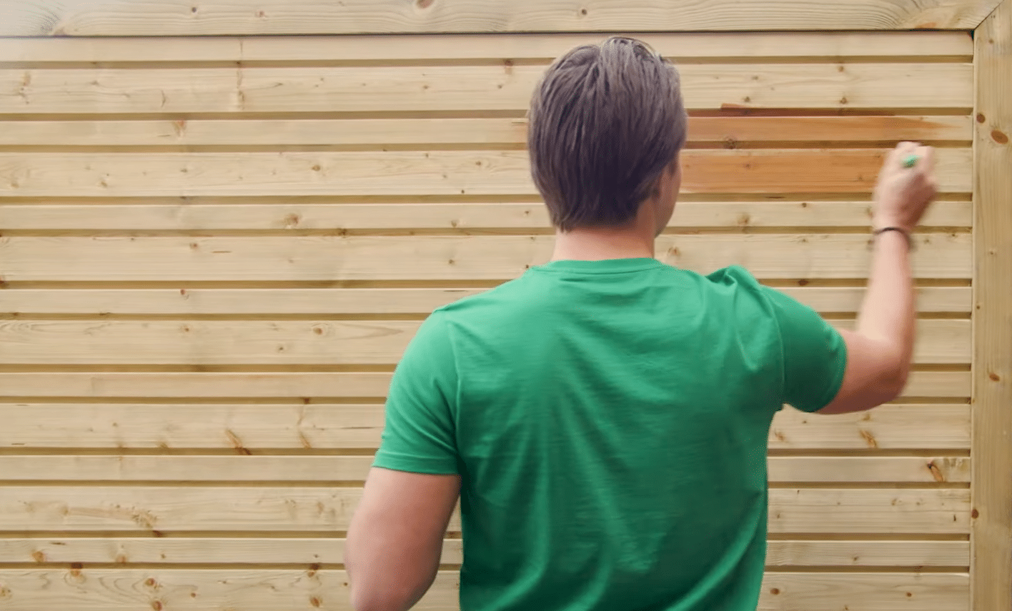 Persoon brengt impregneer aan