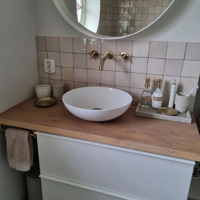 Eiken wastafelblad met waskom en ronde spiegel, behandeld met Osmo Hardwax-Olie Effect 3041, Natural