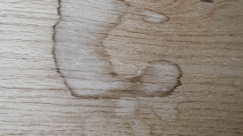 Houten vloer met water vlek