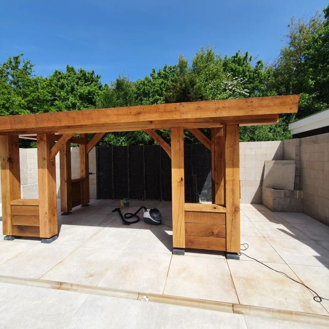 Houten overkapping op een nieuw terras, behandeld met Osmo UV-Beschermingsolie 420, Kleurloos