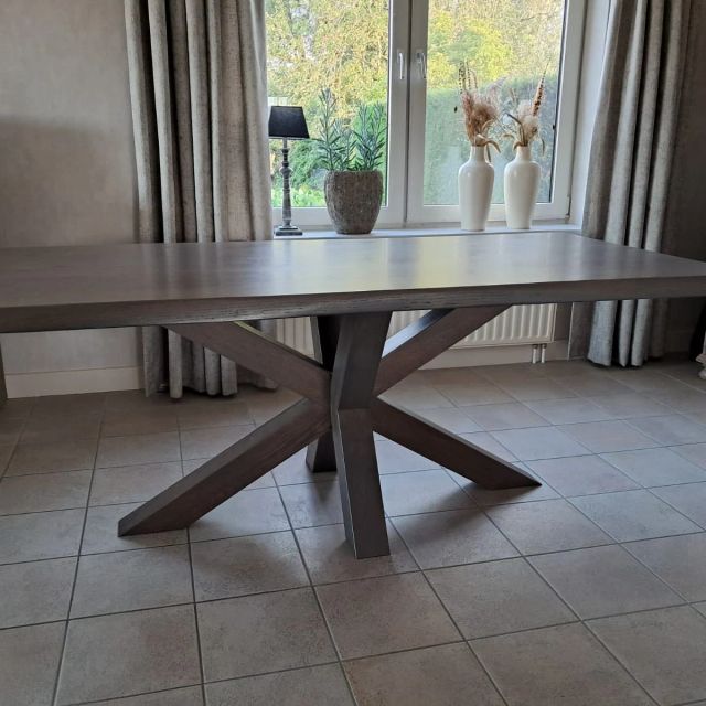 Eiken eettafel met kruispoot in grafiet bij het raam, behandeld met Osmo Olie-Beits 3514, Grafiet