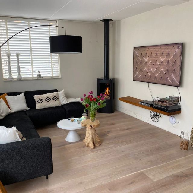 Lichte eiken vloer in een sfeervolle woonkamer, behandeld met Osmo Hardwax-Olie Farbig 3040, Wit