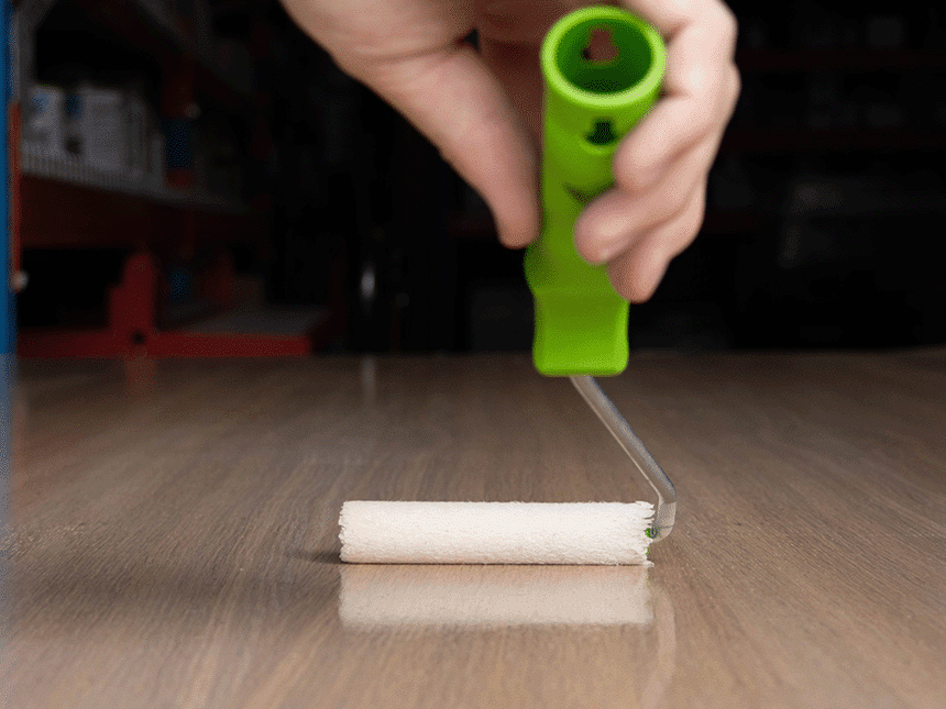 Persoon brengt tweede laag bescherming aan.