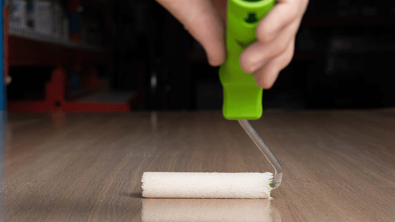 Persoon brengt tweede laag bescherming aan.