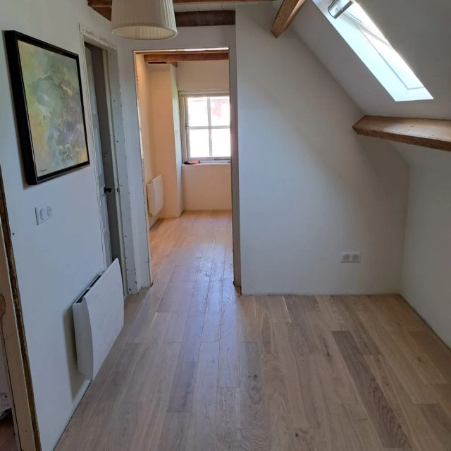 Eiken vloer op zolder met doorkijk naar de gang, behandeld met Osmo Hardwax-Olie Effect 3041, Natural