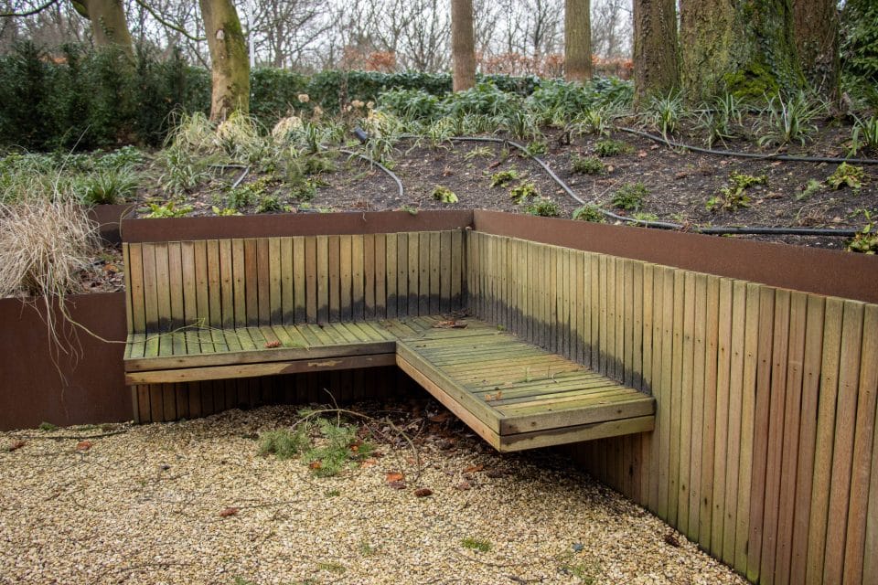 Houten bank met groene aanslag