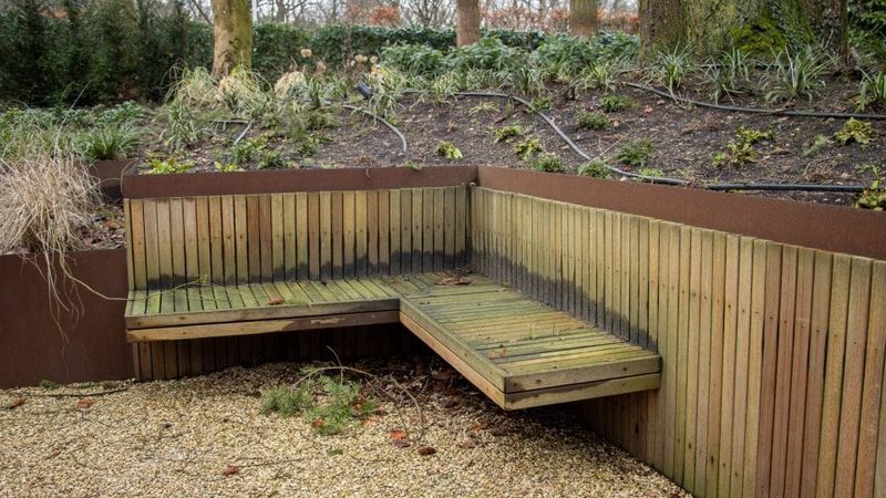 Houten bank met groene aanslag