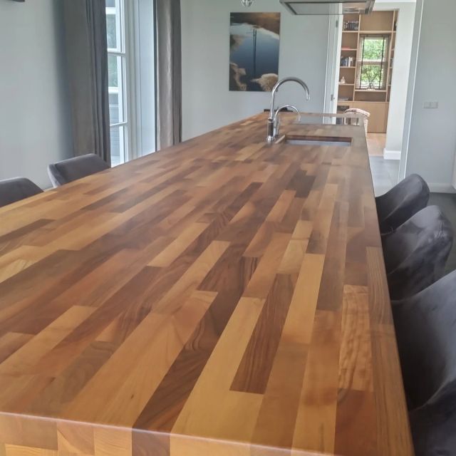 Keukeneiland met samengesteld houten blad en barkrukken, behandeld met Osmo TopOil 3058, Kleurloos mat