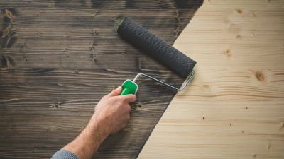 Persoon verft houten tafel zwart.