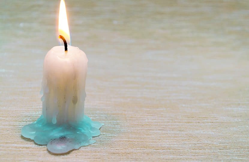 Kaarsvet verwijderen van houten tafel