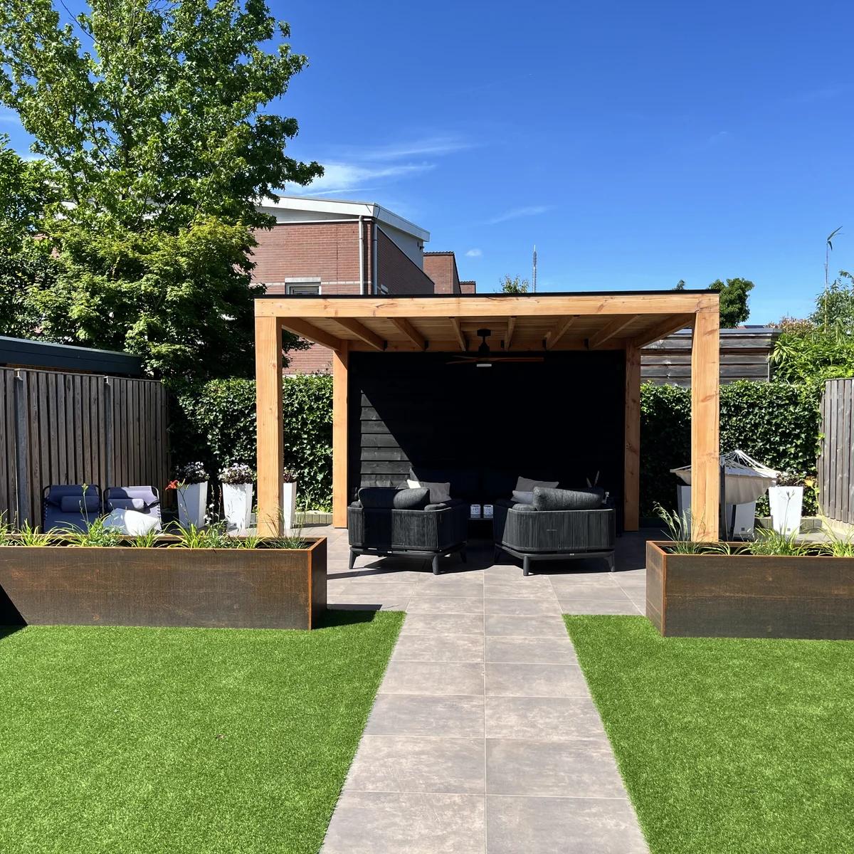 Douglas overkapping in een strakke tuin