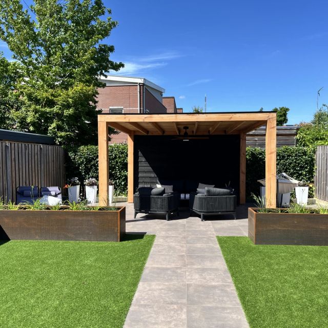 Douglas overkapping achter in een strakke tuin, behandeld met Osmo UV-Beschermingsolie 427, Douglas