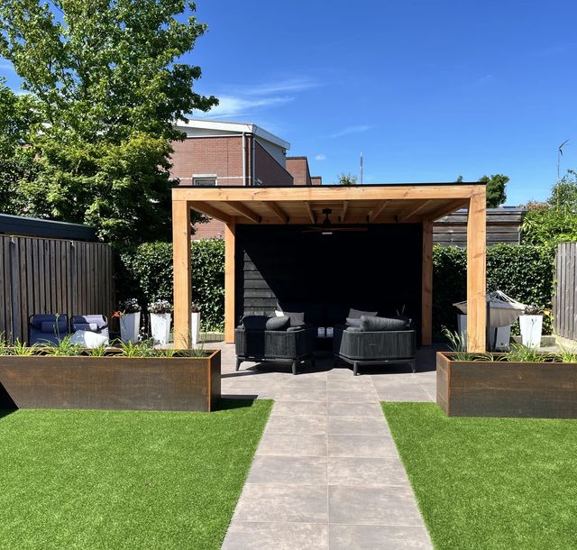 Douglas overkapping in een strakke tuin