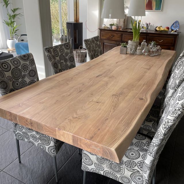 Eiken boomstamtafel met gedessineerde stoelen, behandeld met Osmo TopOil 3068, Natural