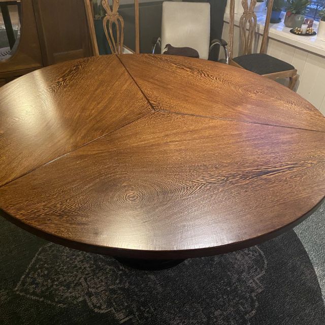 Ronde eiken tafel met donkere, warme tint, behandeld met Osmo Hardwaxolie Original 3032, Kleurloos zijde-mat