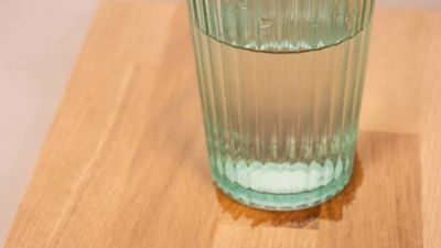 Houten tafel met een glas water