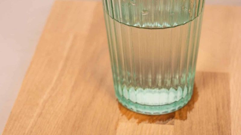 Watervlekken uit houten tafel verwijderen