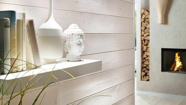 Witte houten wandpanelen met haard en decoratie