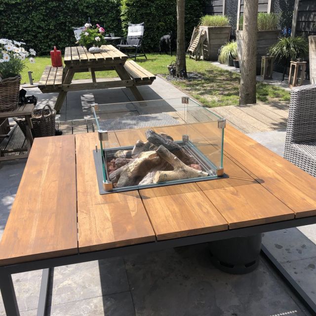 Teak tuintafel met vuurschaal op het terras, behandeld met Osmo Natuurlijke Olie-Beits 702, Lariks