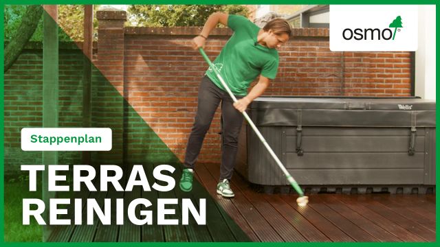 Osmo-stappenplan Terras reinigen, met vrouw die het terras schrobt