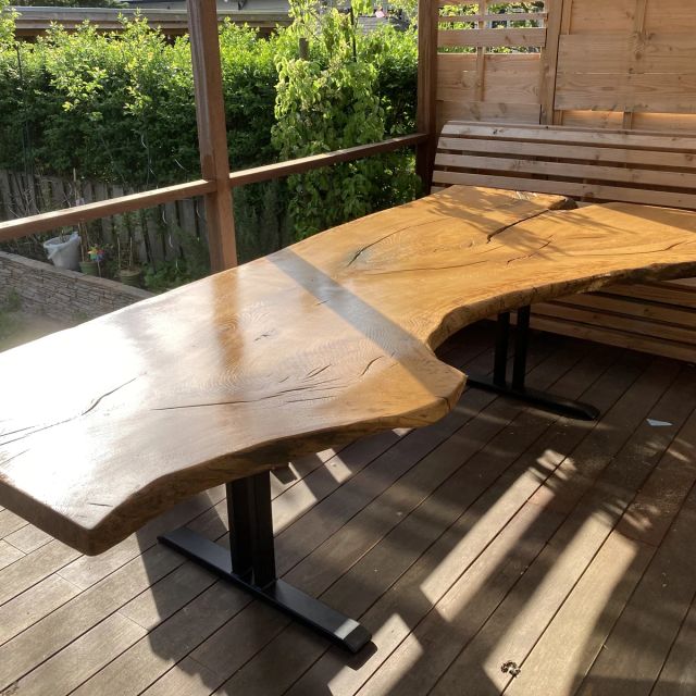 Eiken boomstamtafel met warme honingtint onder de veranda, behandeld met Osmo Natuurlijke Olie-Beits 732, Eiken licht