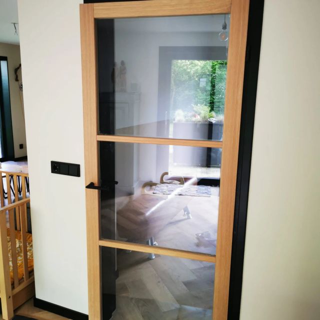 Eiken binnendeur met glas en zwart kozijn, behandeld met Osmo Deur-Olie 3060, Kleurloos Zijde-mat