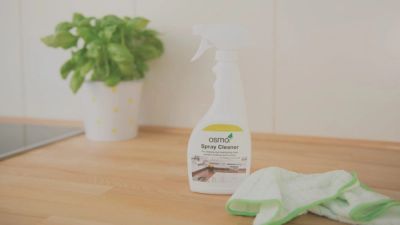 Spray-cleaner op houten tafel.