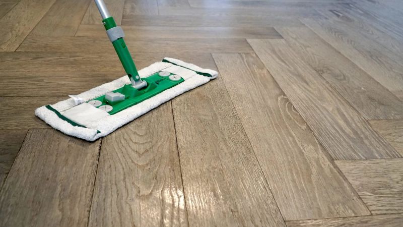 persoon reinigt de vloer