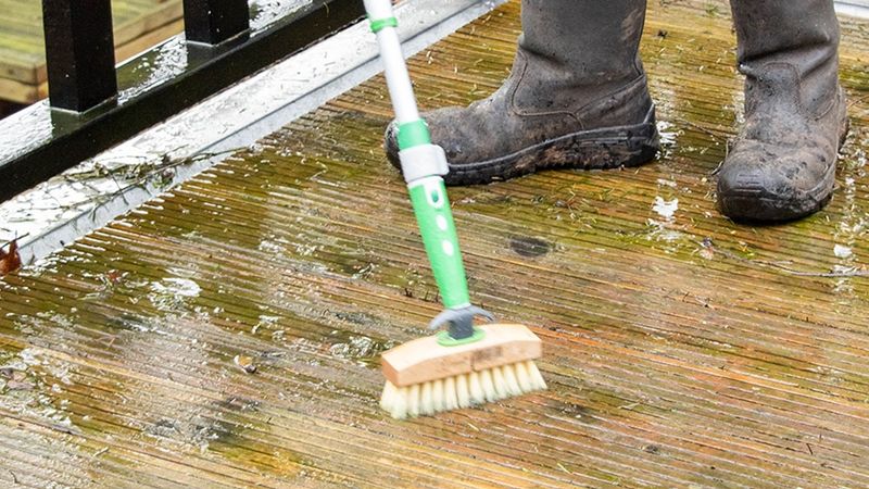 Breng de reiniger aan voor het verwijderen van groene aanslag